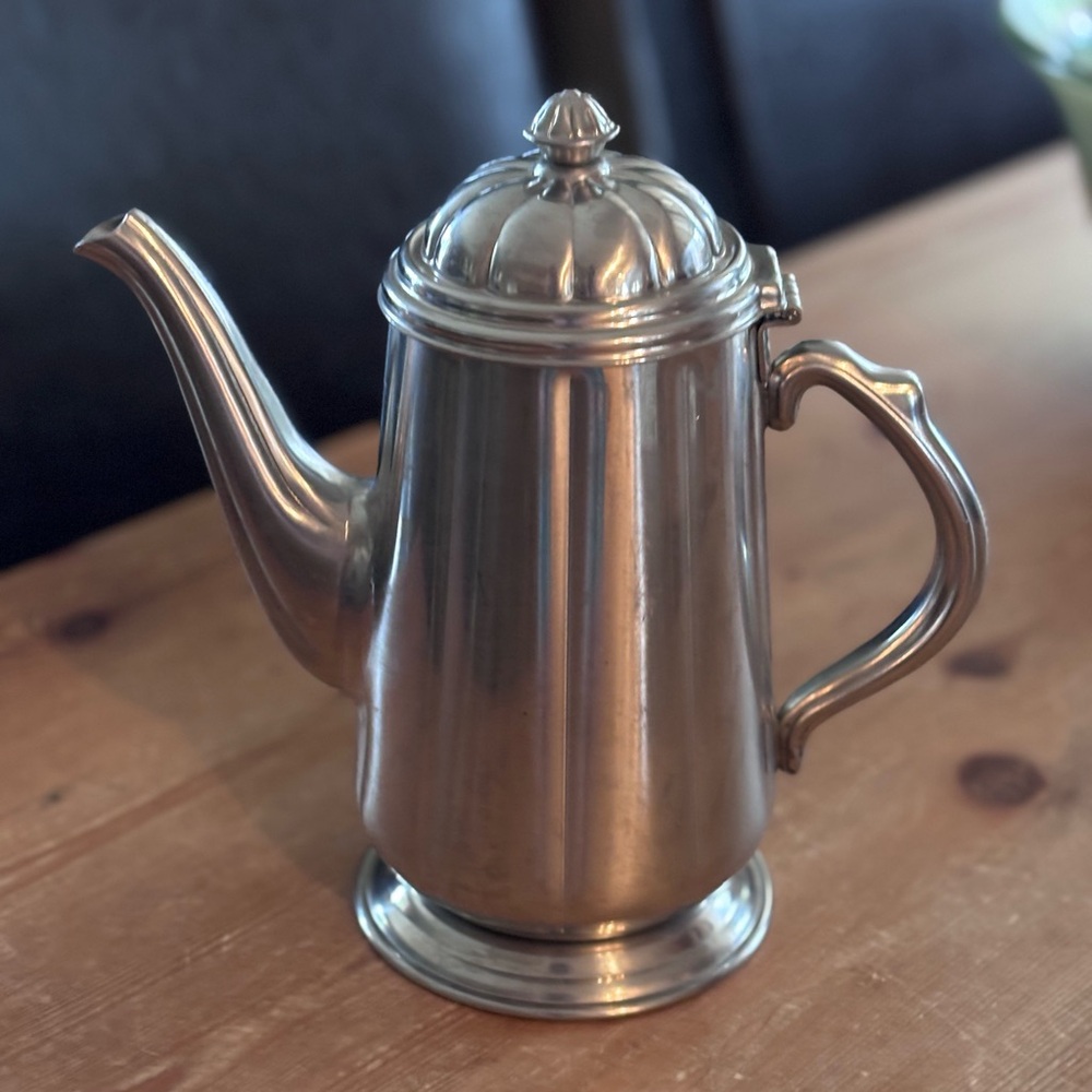Vintage Oneida Silver Plate Teapot Coffee Pot Classic Elegant Footed Tea Serve